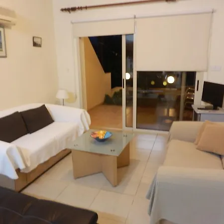 Byreva Apartments Paphos Room photo